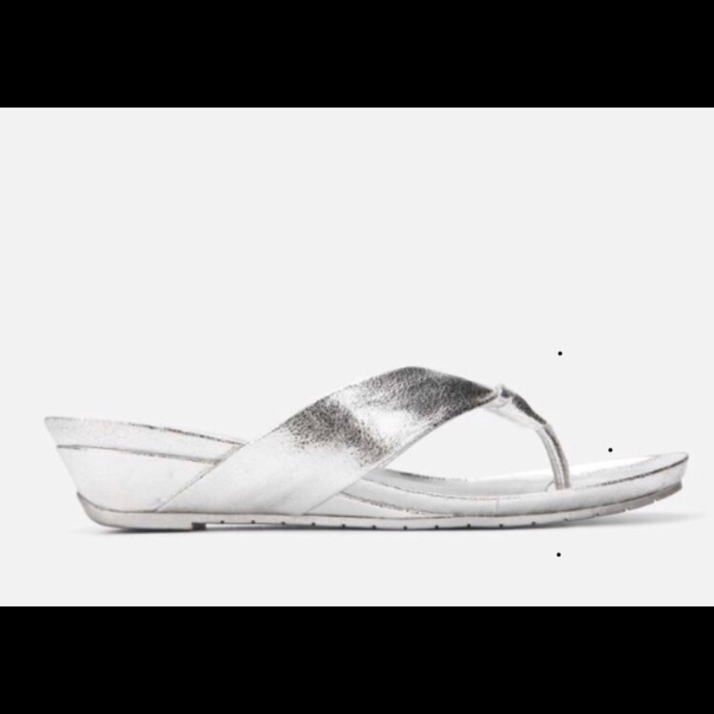 New Kenneth Cole thong sandal metallic